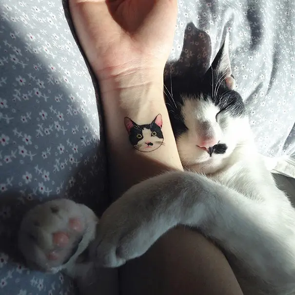 16 Minimalist & Simple Cat Tattoo Designs